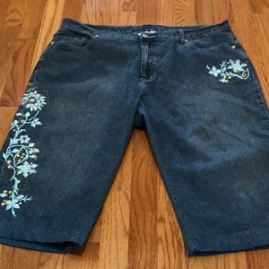 Denim 24/7~Embellished Capris~🔷🔹